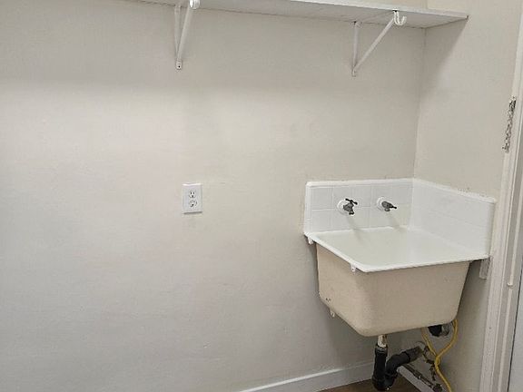 4th image of 909 N Cedar St #913-1