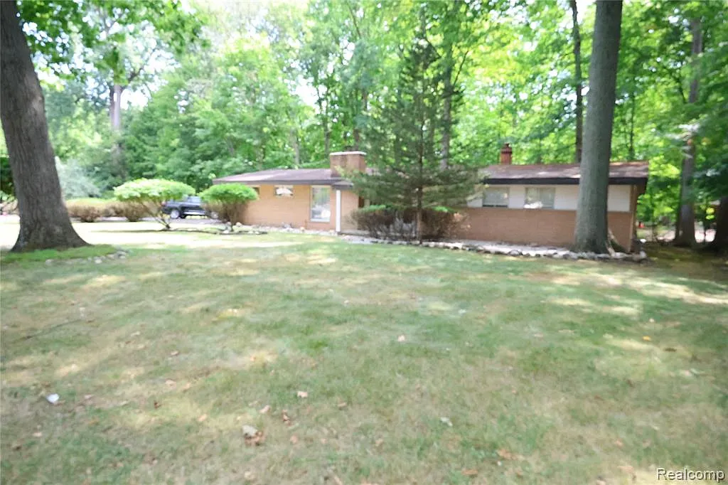 3 bed, 1.5 bath, 1484 sqft, $1,950 — Photo 2