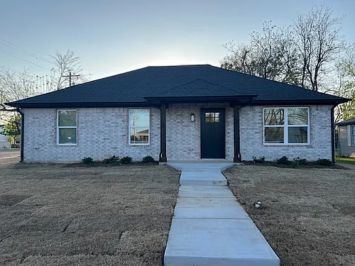 201 N Pecan St Photo 1