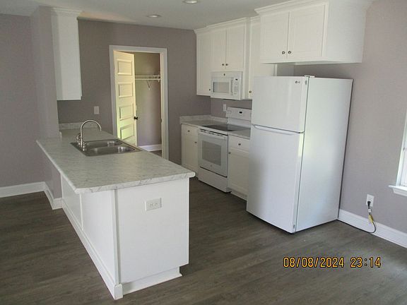 3rd image of 121 Twelve Oaks Ct