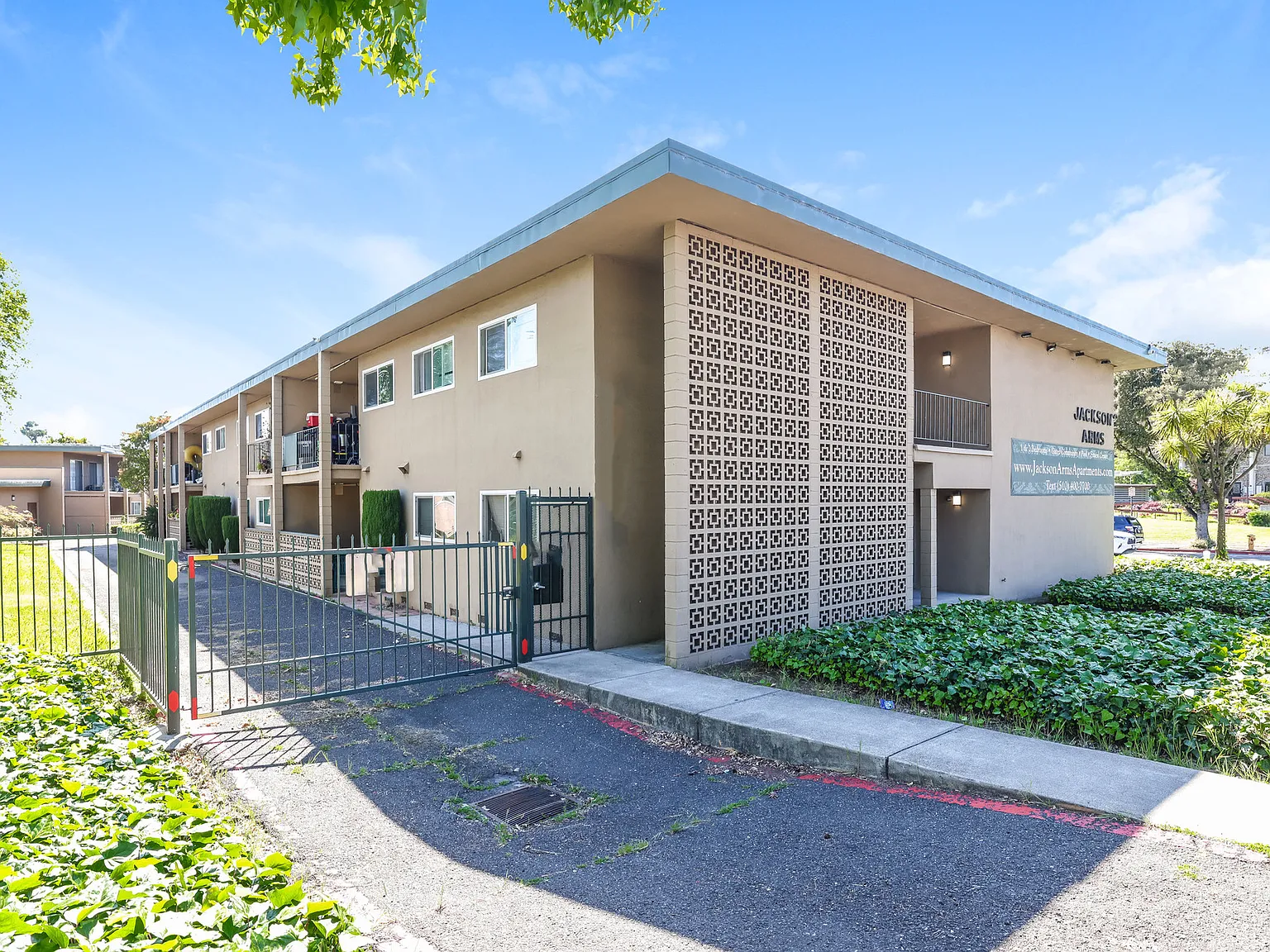 Jackson Arms Apartments — Photo 4