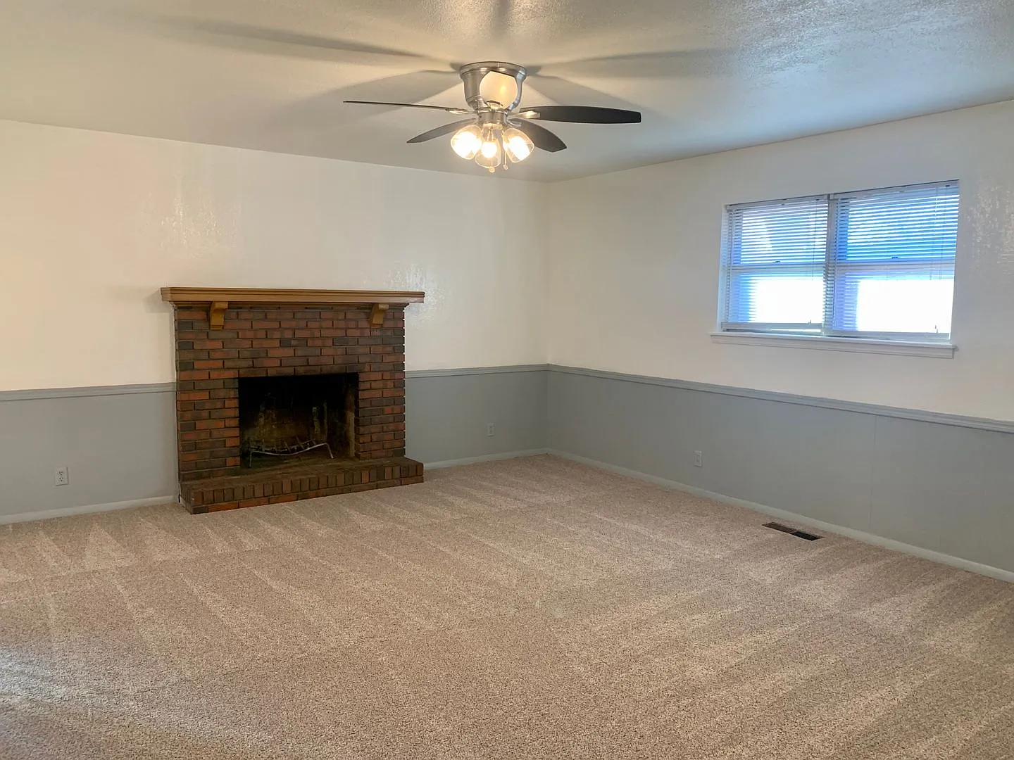 3 Bed, 2 Bath Home in the Village! — Photo 4