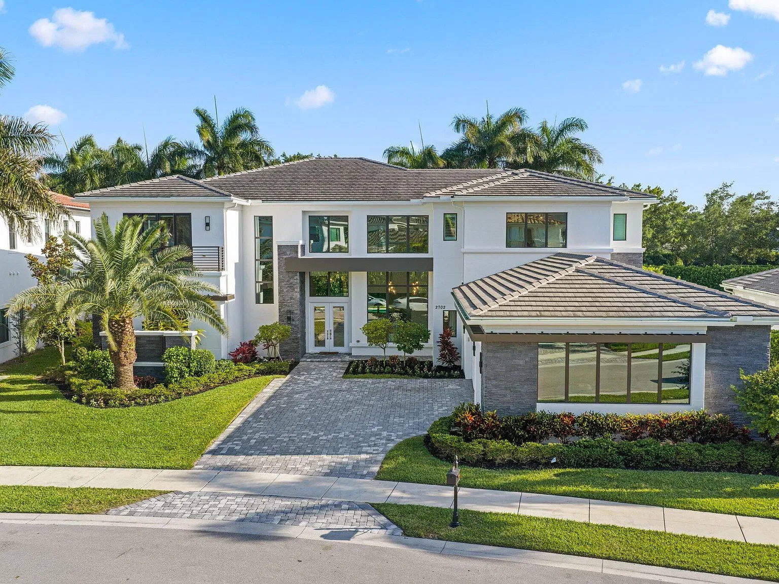7 bed, 8.0 bath, 7437 sqft, $30,000 — Photo 1