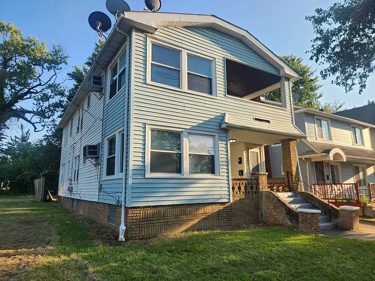15816 Grovewood Ave — Photo 2