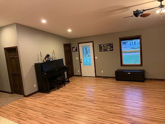 3rd image of 411 E Laclede Ave