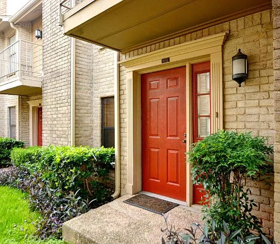 800 Banister Ln — Photo 2