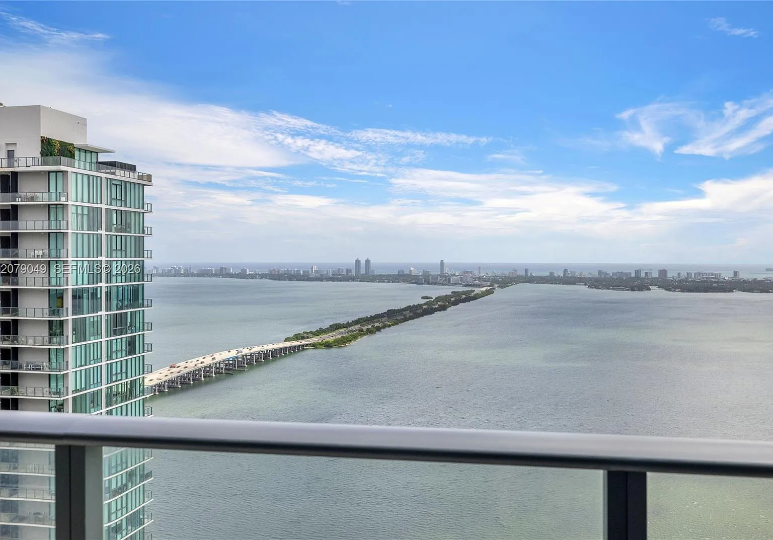 Gran Paraiso Condo — Photo 1