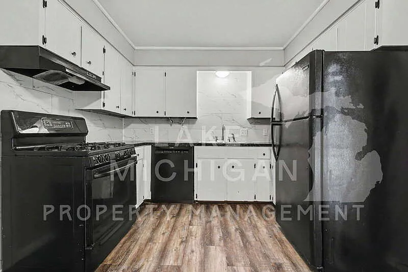 3 bed, 2.0 bath, 1750 sqft, $2,195 — Photo 2