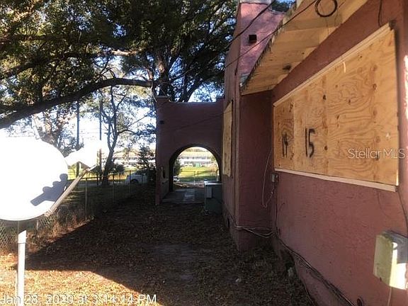 5th image of 826 N Vermont Ave
