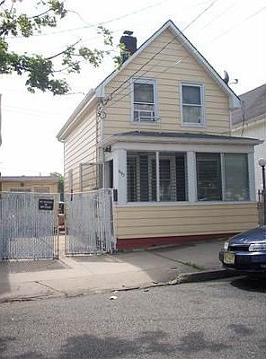 2nd image of 692 Elizabeth St