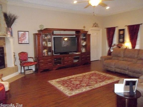 4th image of 410 Crain Dr