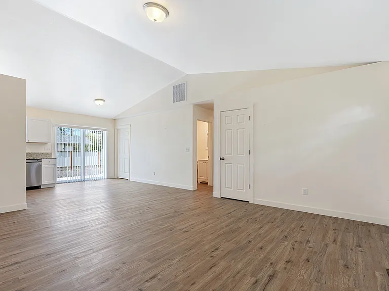 819 W Galloway Ave — Photo 4