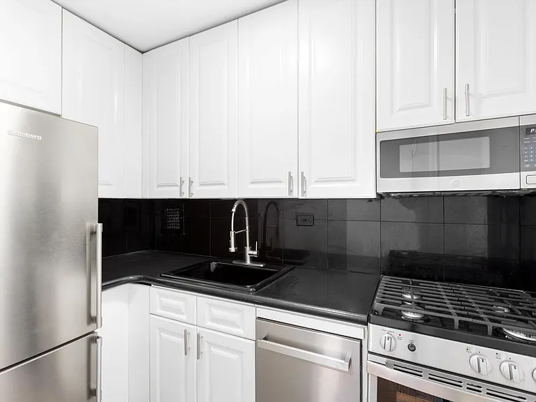 320 E 23rd St #3K — Photo 5