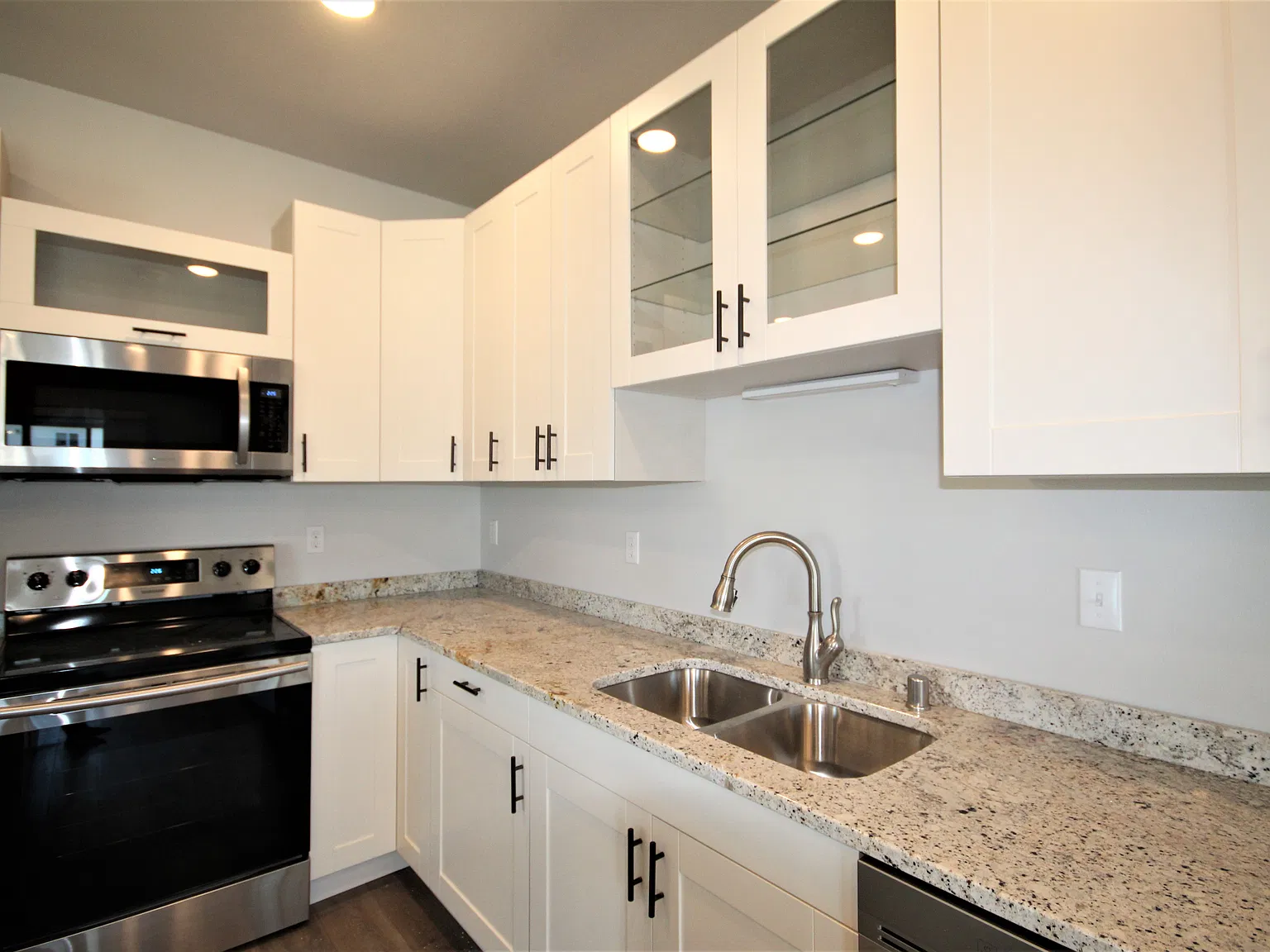 4 bed, 2.5 bath, 1952 sqft, $2,100 — Photo 2