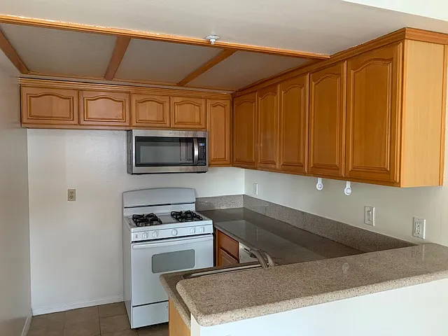 1255 N Los Robles Ave — Photo 8
