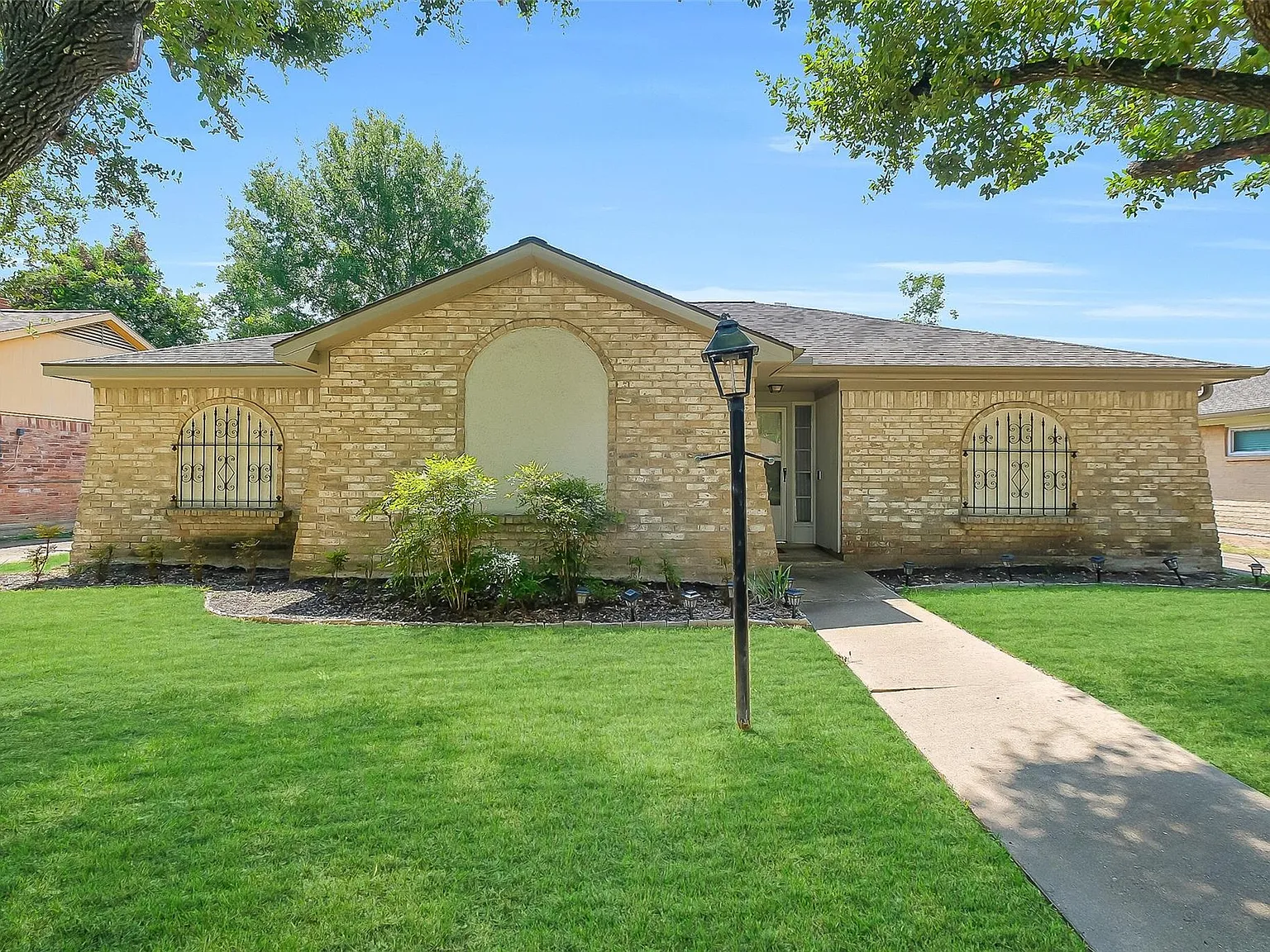 3 bed, 2.0 bath, 1759 sqft, $2,495 — Photo 2