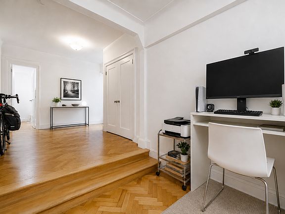 4th image of 10 W 74th St APT 2D