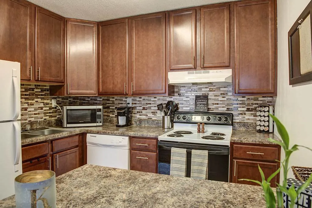 Glen Willows Apartments - 2 — Photo 3