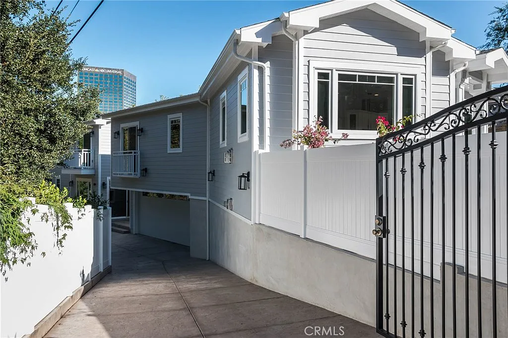 2 bed, 2.5 bath, 1500 sqft, $4,300 — Photo 1