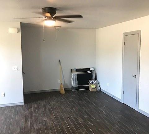 4th image of 226 W Westchester Way