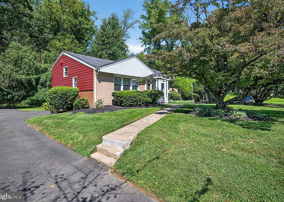 1st image of 840 Pembroke Rd