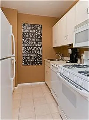 Sold by R New York | media 2