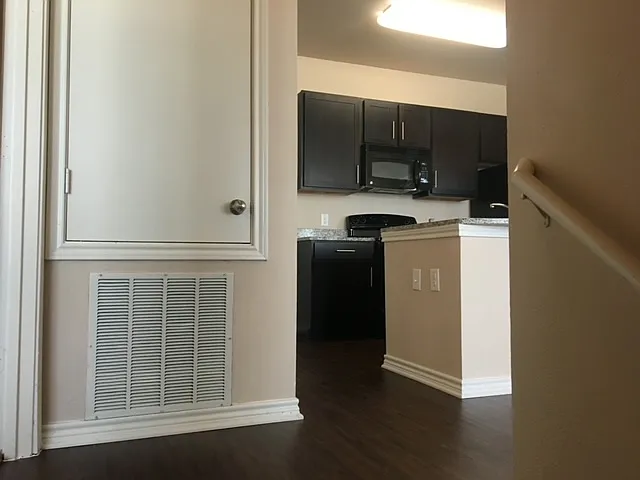 Post Rd — Photo 4