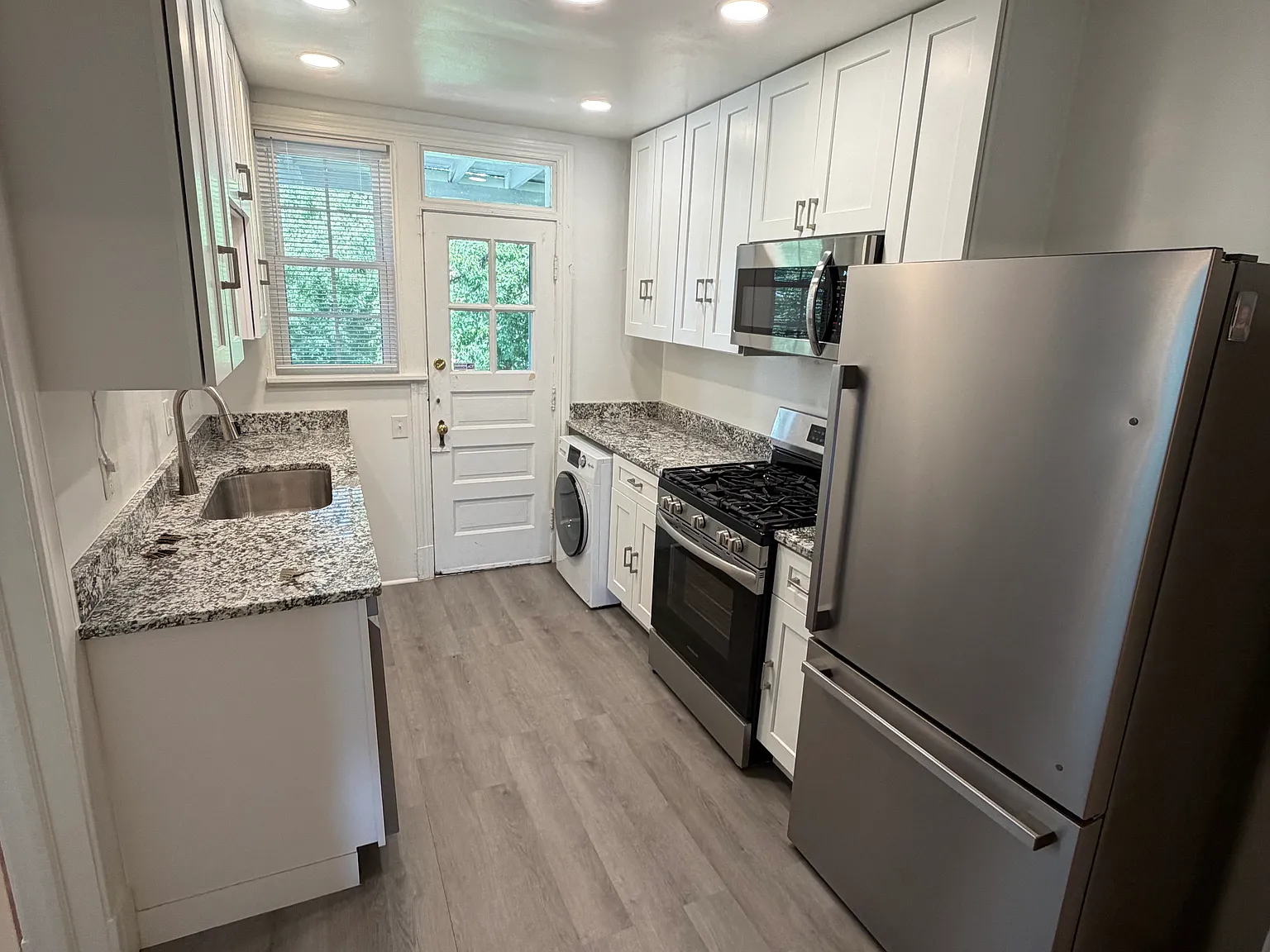 2 bed, 880 sqft, $1,675 — Photo 2