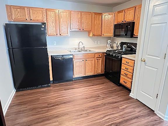 Kitchen w/ newer appliances