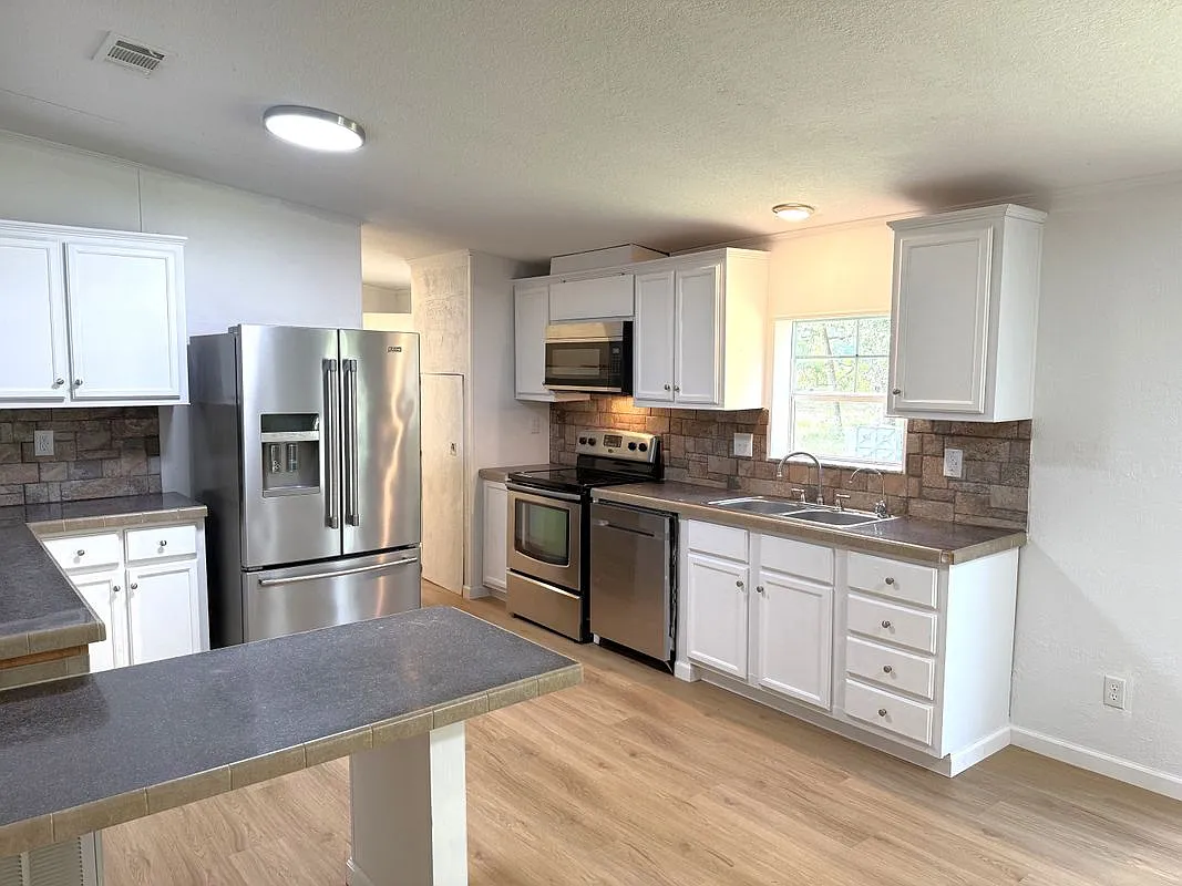 3 bed, 2.0 bath, 1512 sqft, $2,000 — Photo 3