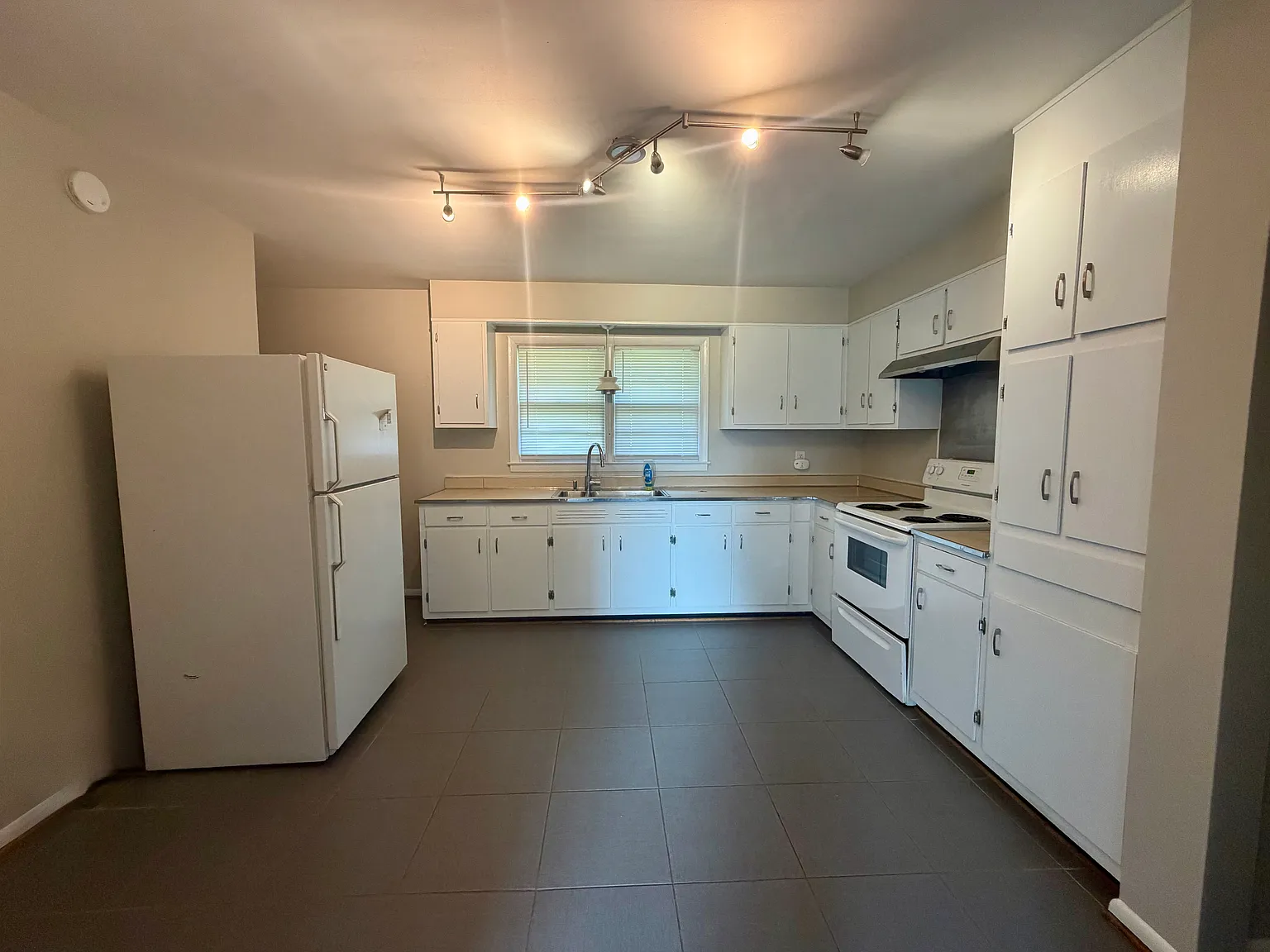 3 bed, 1100 sqft, $1,600 — Photo 4