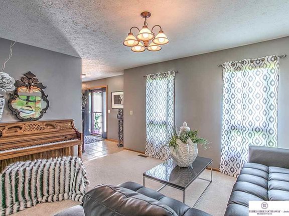 4th image of 15936 Jones Cir
