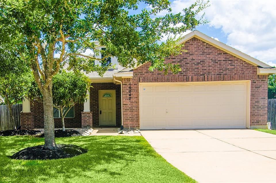 There's only a limited supply, as the saying goes and it becomes more precious by the year. Located in the heart of Stablewood Farms, sits this home planned for easy living and family fun that's a stunning departure from the ordinary.