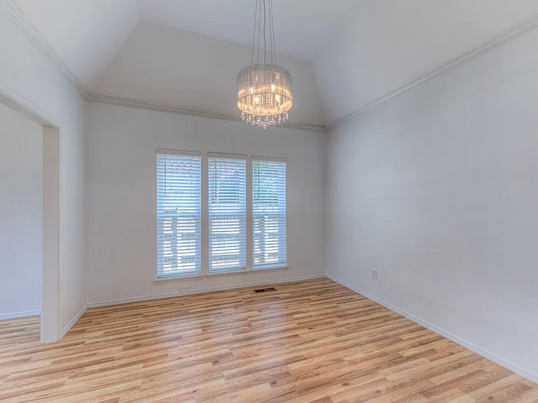 9215 S Erie Ave — Photo 11