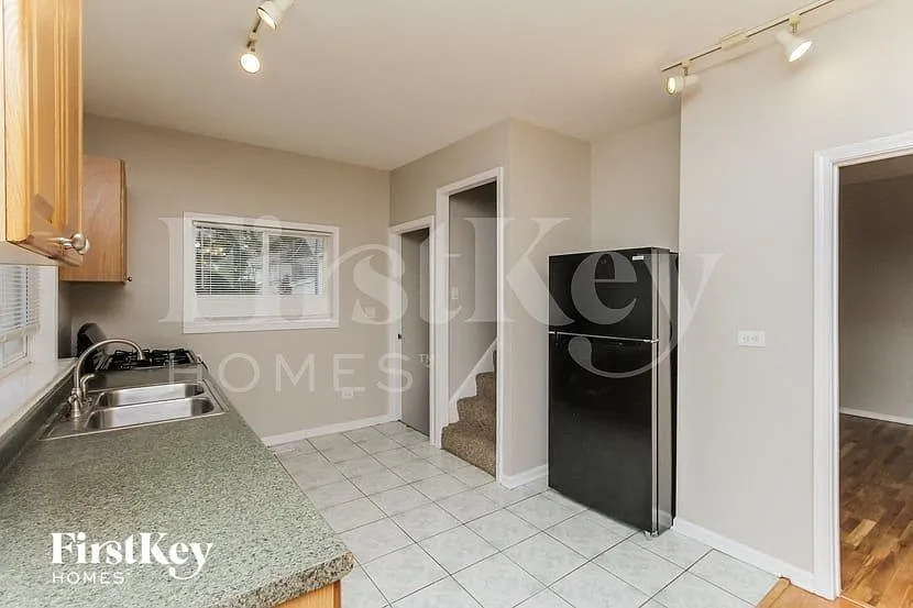 3 bed, 2.0 bath, 1496 sqft, $2,745 — Photo 4