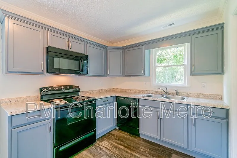 2 bed, 1.0 bath, 846 sqft, $1,250 — Photo 3