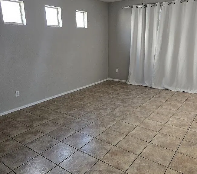 1313 E 9th Pl — Photo 2