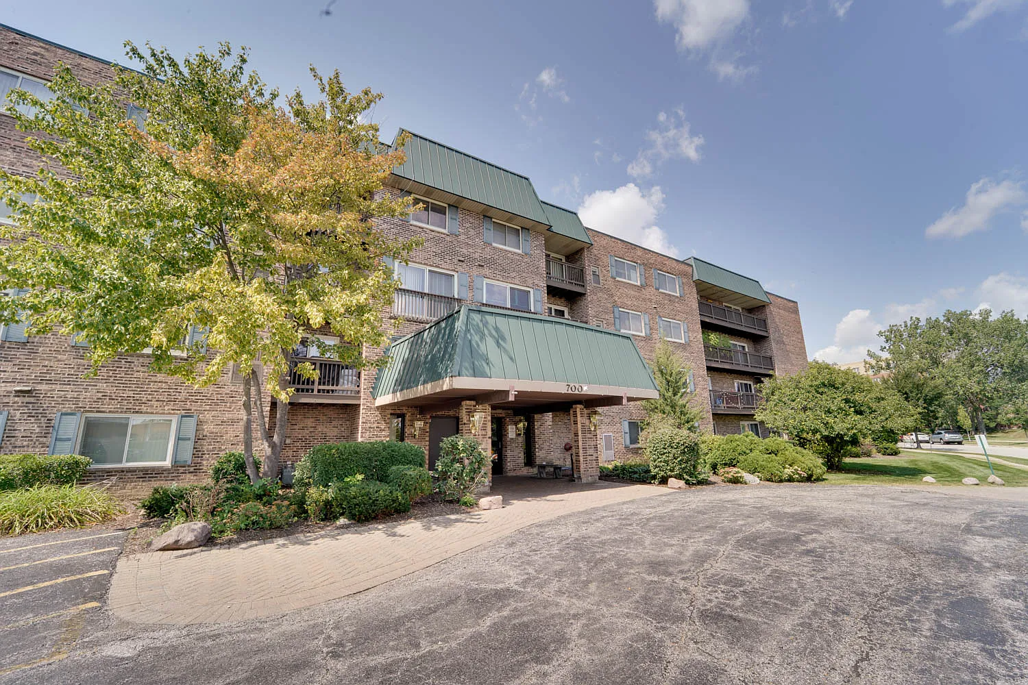 700 Perrie Dr — Photo 1