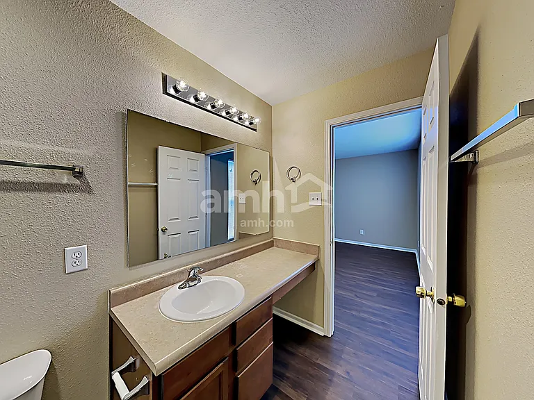 502 Bourneside Dr — Photo 14
