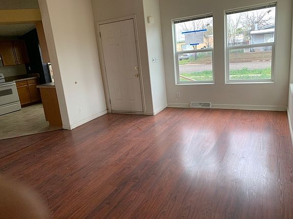 3rd image of 504 Redwood St