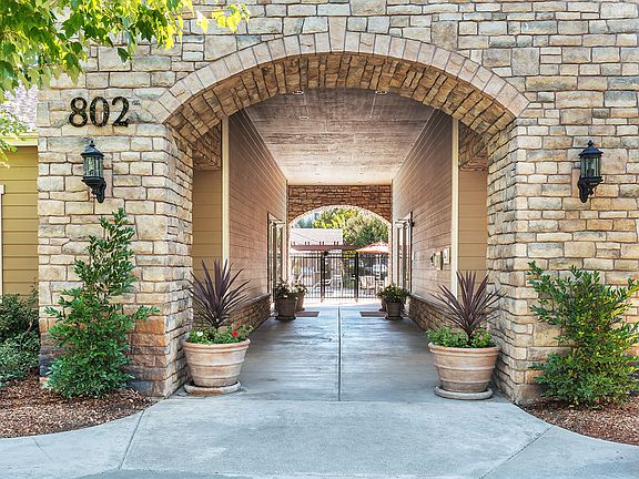 2nd image of 818 Vineyard Creek Dr APT 352