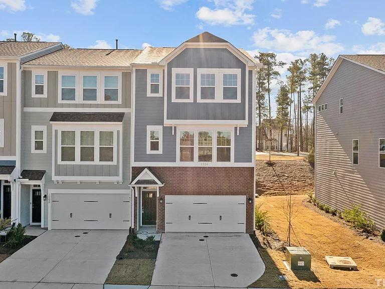 1206 Commack Dr — Photo 2