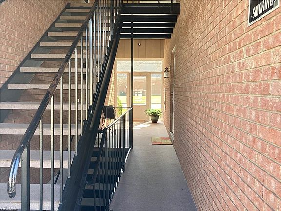 4th image of 666 Katherine Ave
