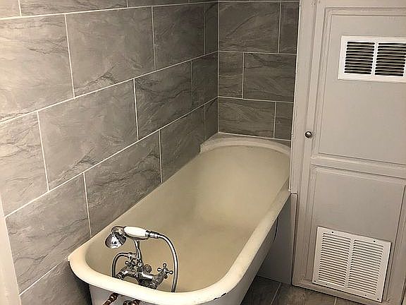 Tub - Note Hand Shower