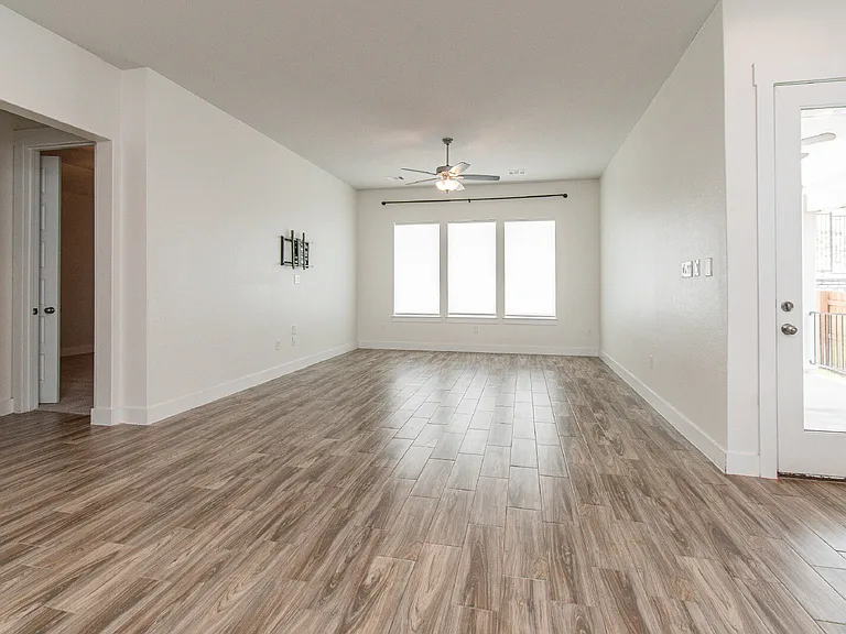 308 Saturnia Dr — Photo 6