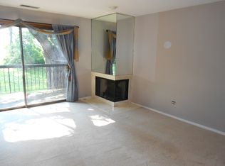 37 Creekside Cir APT C, Elgin, IL 60123