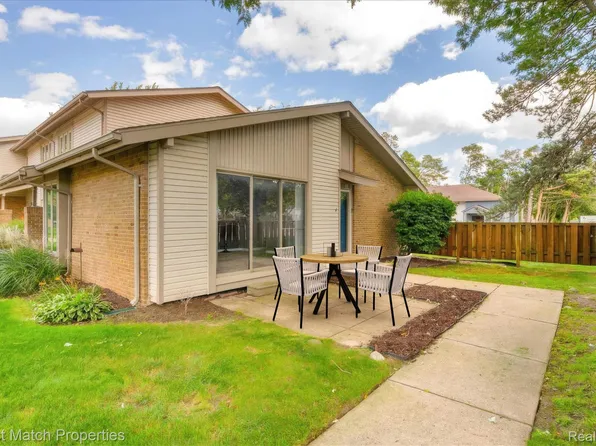 4 Willow Way, Waterford, MI 48328