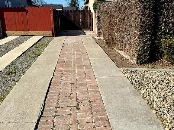 3rd image of 3313 Colonial Dr