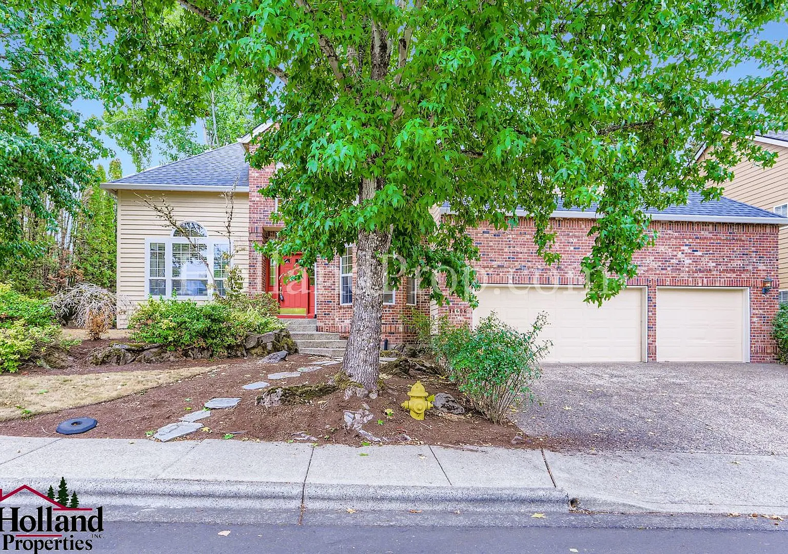 Spacious 4-Bedroom Bethany Townhome with Private Yard, Fireplace & Flexible Living Space — Photo 2