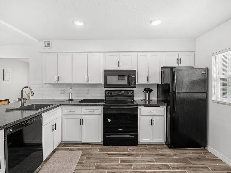 1318 S Miramar Ave #208 — Photo 6